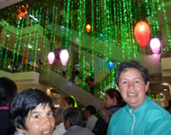 Niñas con luces de Navidad