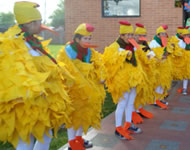 Niñas disfrazadas de pájaros